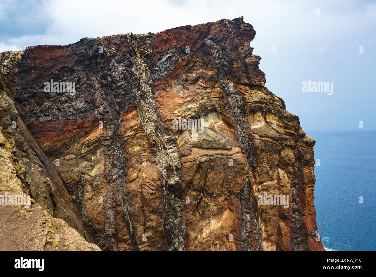 Geología de Madeira - los depósitos volcánicos rajada por intrusiones vertical Foto de stock