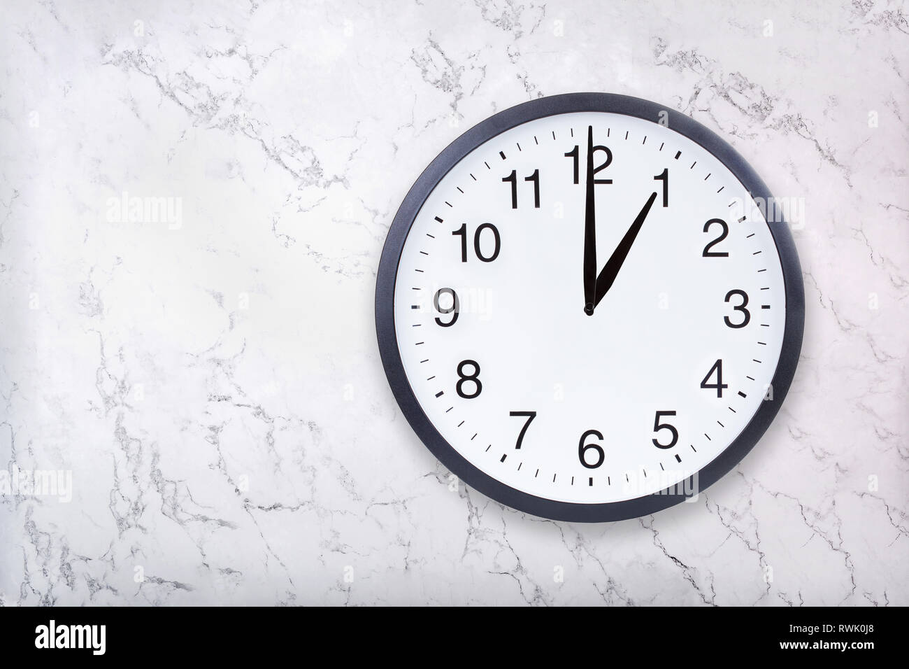 Reloj que muestra 1 en punto fotografías e imágenes de alta resolución