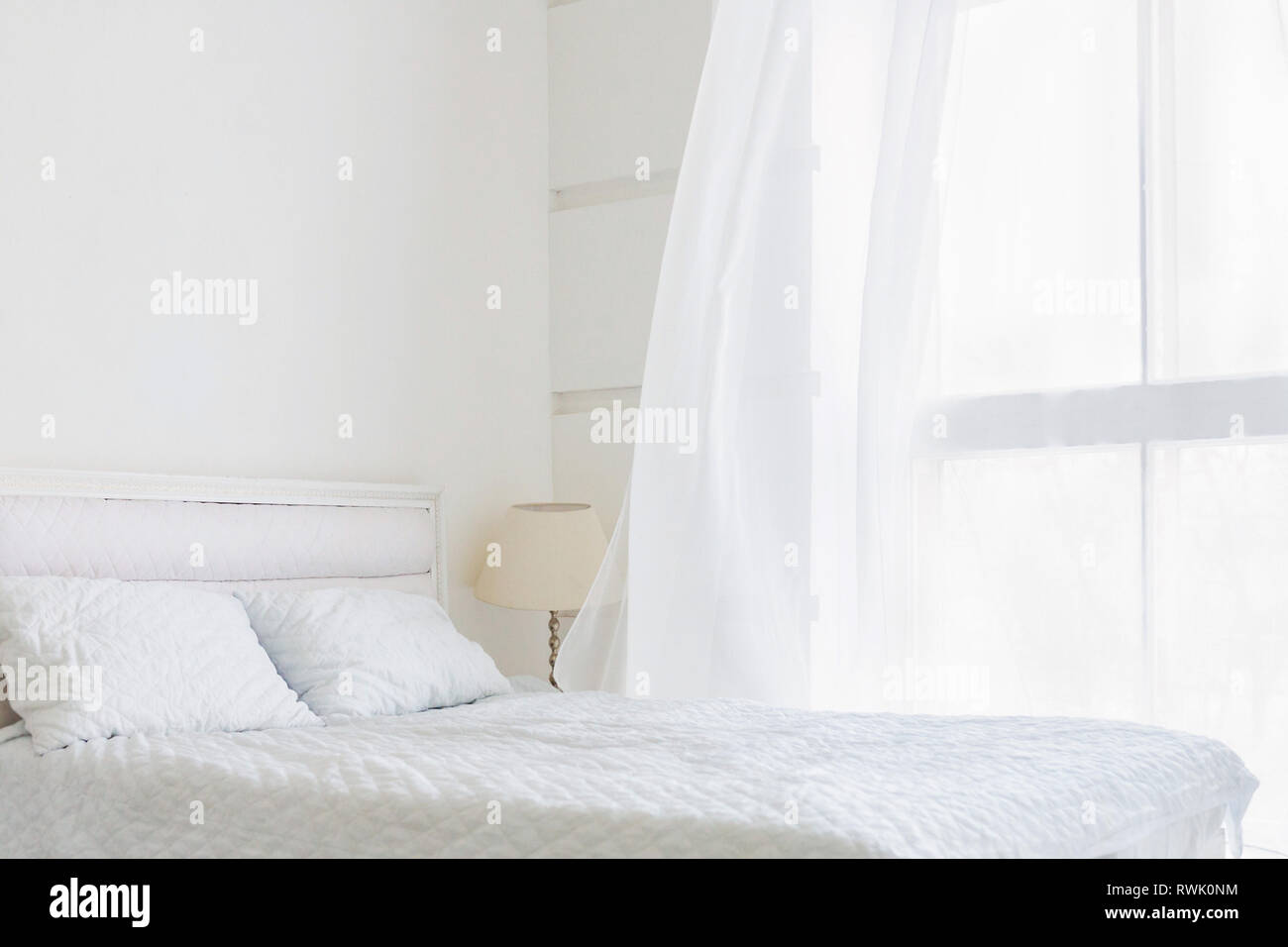 Dormitorio Interior Blanco Con Cortinas Blancas Foto de stock y