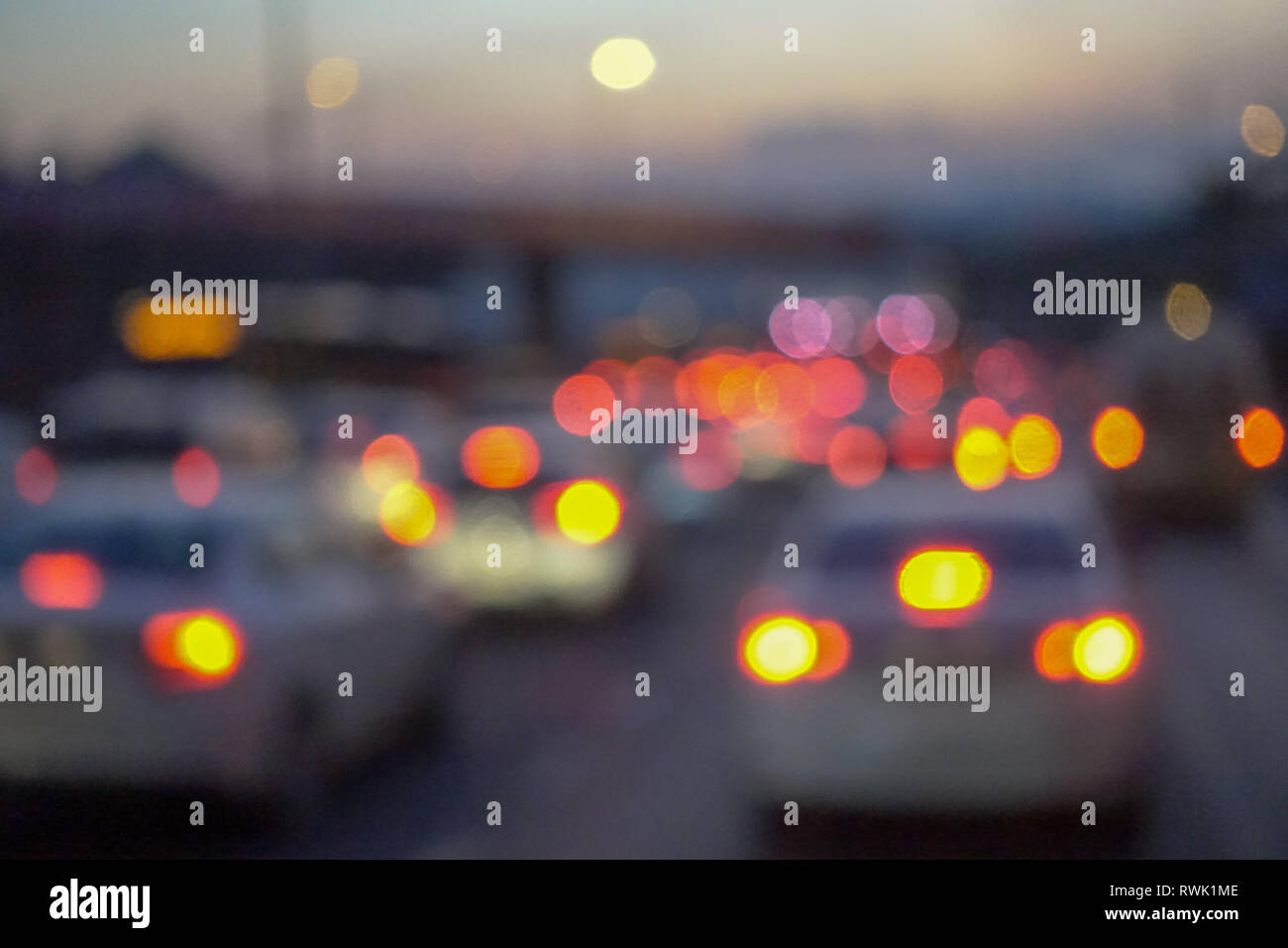 Tráfico nocturno y bokeh luz Foto de stock