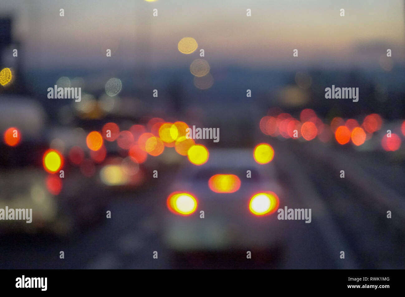 Tráfico nocturno y bokeh luz Foto de stock