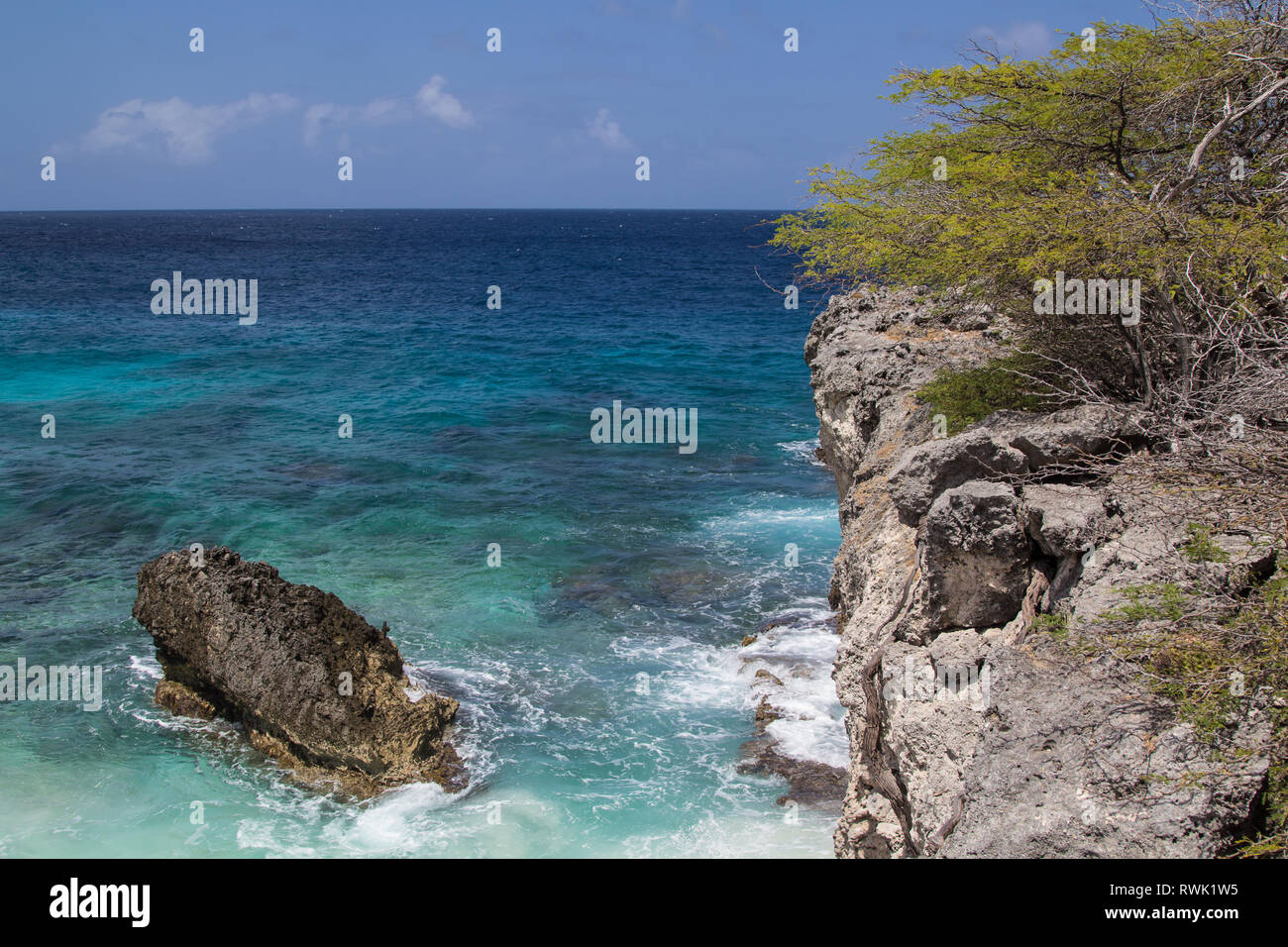 El agua cristalina, buen surf y una costa rocosa en la costa norte de la isla tropical de Bonaire, en las Antillas Neerlandesas. Foto de stock