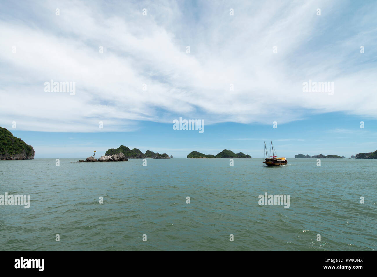 La bahía de Halong Karst paisajes del mar, sitio del Patrimonio Mundial de la UNESCO viajes en Vietnam Foto de stock