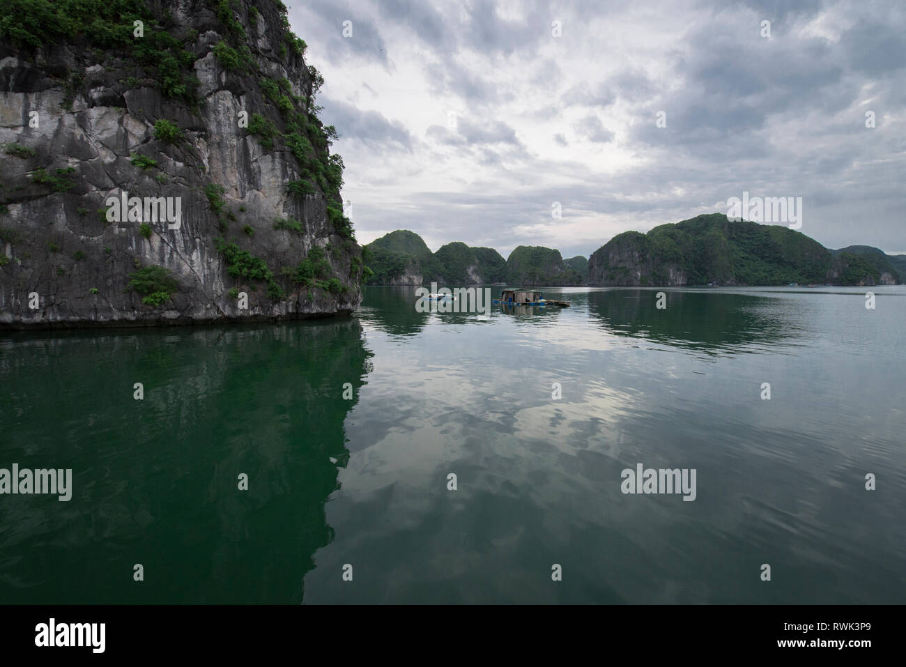 La bahía de Halong Karst paisajes del mar, sitio del Patrimonio Mundial de la UNESCO viajes en Vietnam Foto de stock