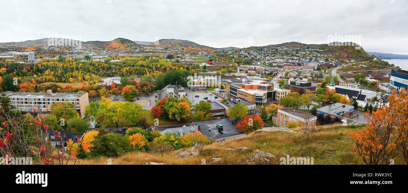 Desde la parte superior de tres Bear Mountain, un gran ángulo de visión de la ciudad de Corner Brook en el otoño. Corner Brook, Newfoundland, Canadá Foto de stock
