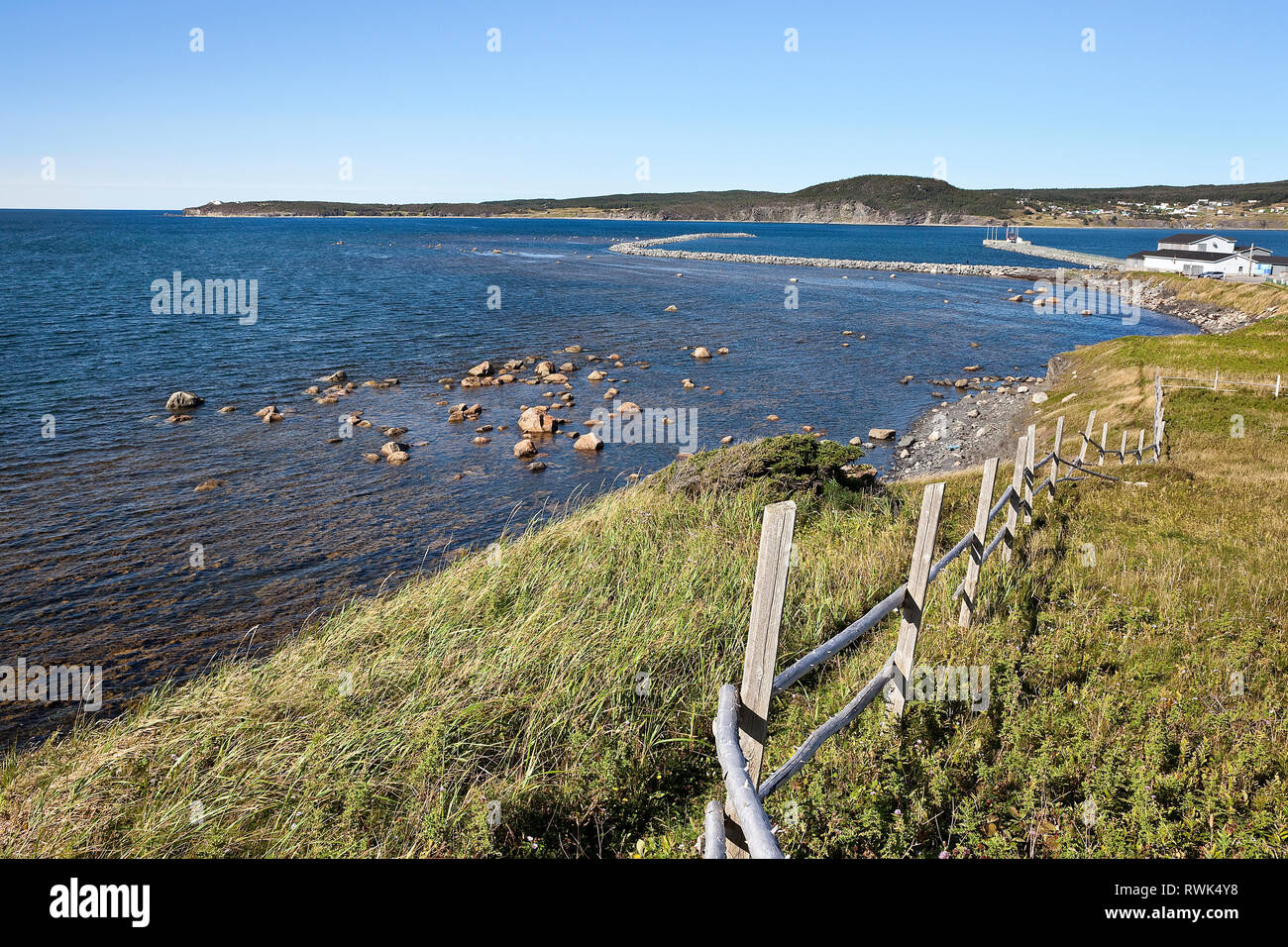 Vista de Bonne Bay y Rocky Harbour, incluyendo la ciudad's Wharf y rompeolas, visto desde el punto de salmón Trail. Parque Nacional Gros Morne, Newfoundland, Canadá Foto de stock