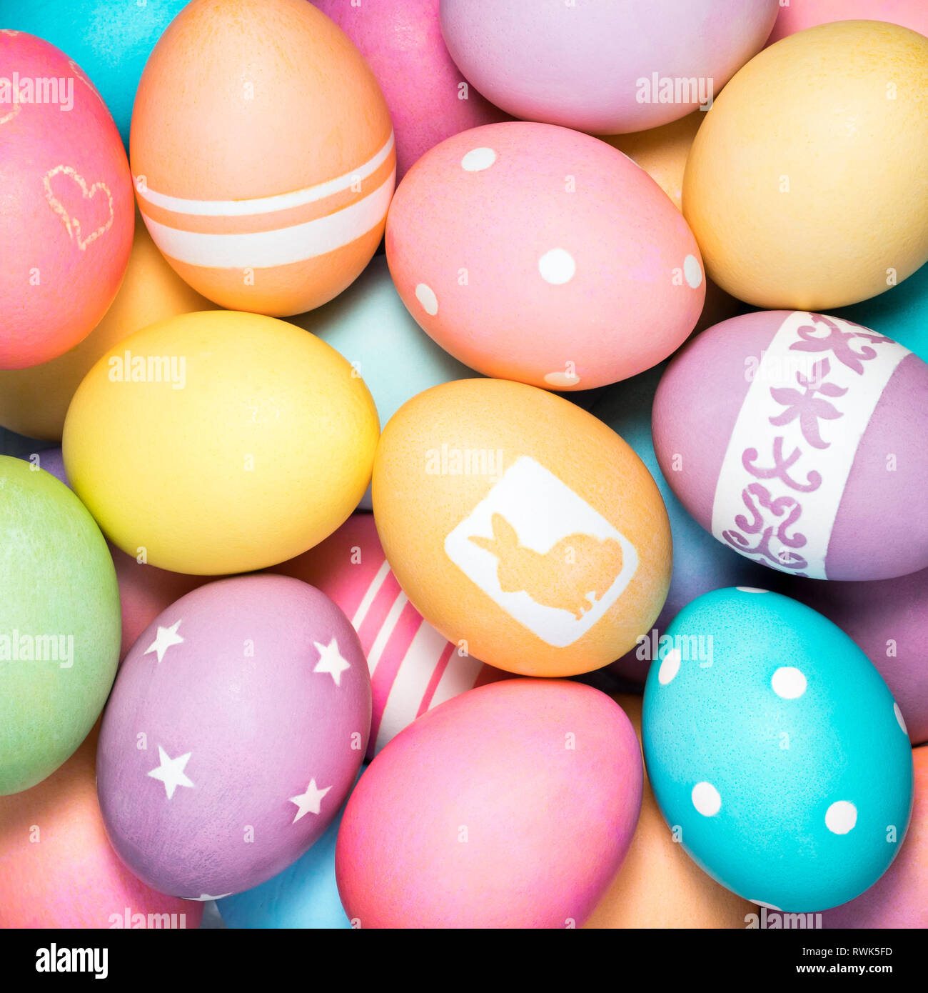 Huevos de Pascua de colores brillantes antecedentes Foto de stock