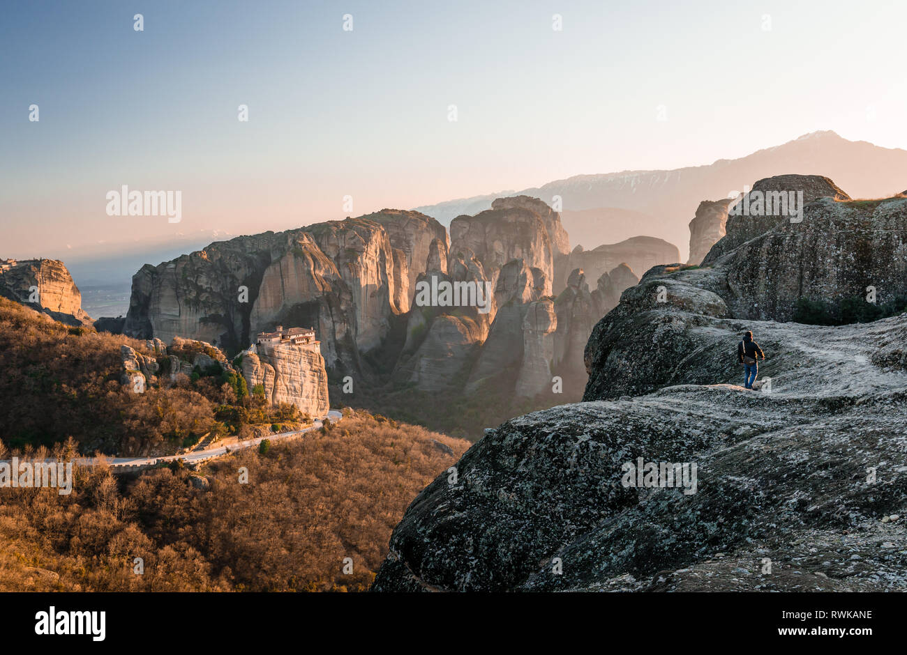 Meteora es una formación rocosa en la Grecia central, sede de uno de los mayores y más precipitadamente construyeron complejos de los monasterios ortodoxos orientales. Foto de stock