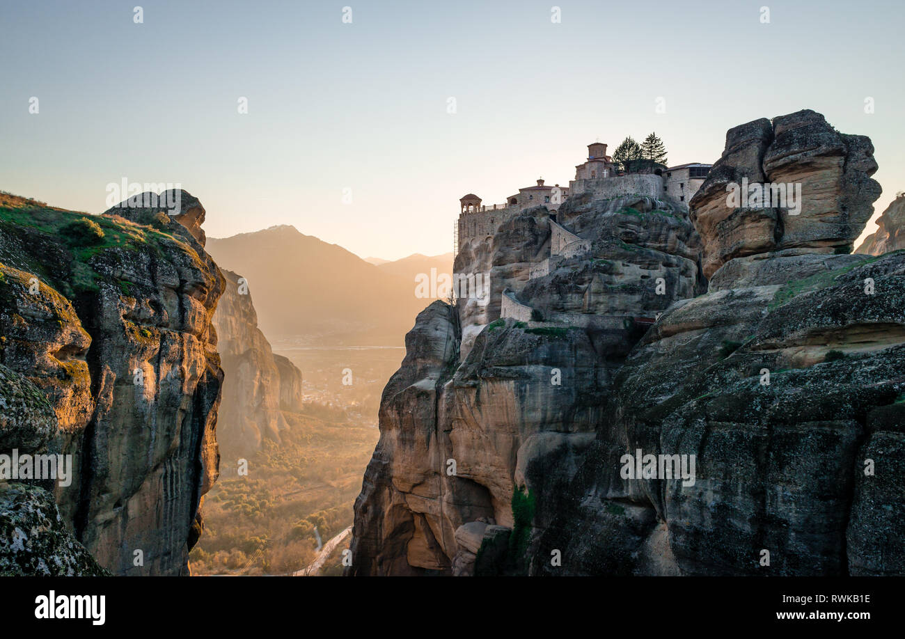 Meteora es una formación rocosa en la Grecia central, sede de uno de los mayores y más precipitadamente construyeron complejos de los monasterios ortodoxos orientales. Foto de stock