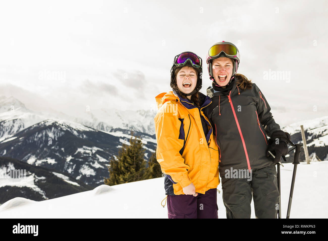 Dos mujeres riendo en esquí de montaña cubiertos de nieve, Gerlos, Tirol, Austria Foto de stock