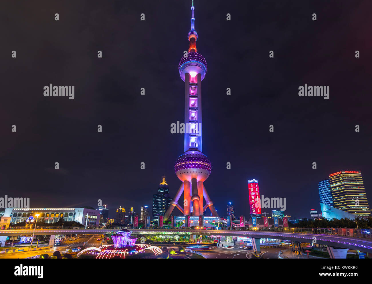 La Oriental Pearl Tower de noche, Shanghai, China Foto de stock