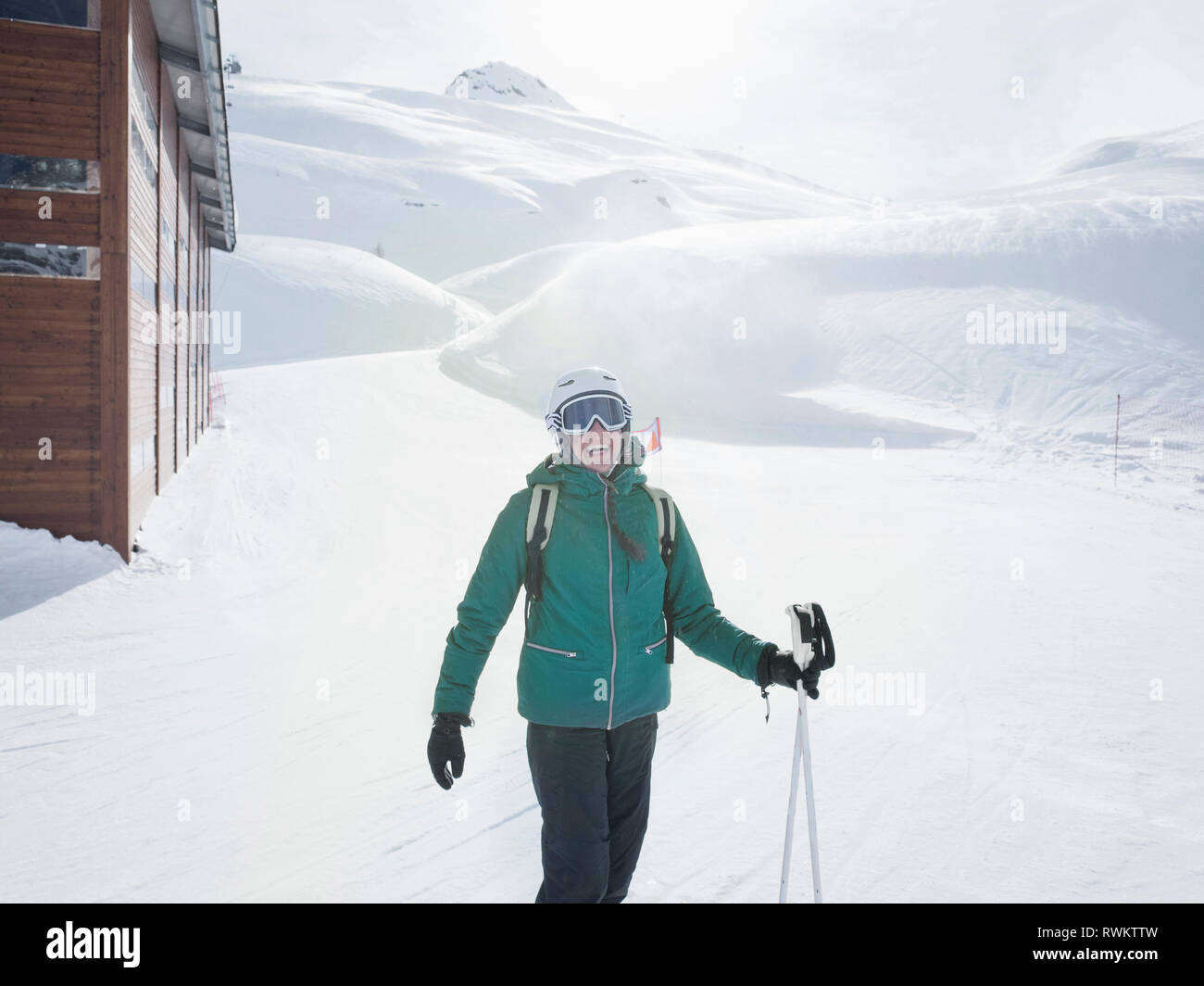Mujer joven esquiador con casco y gafas de esquí teniendo selfie en ski  lift, Alpe Ciamporino, Piamonte, Italia Fotografía de stock - Alamy