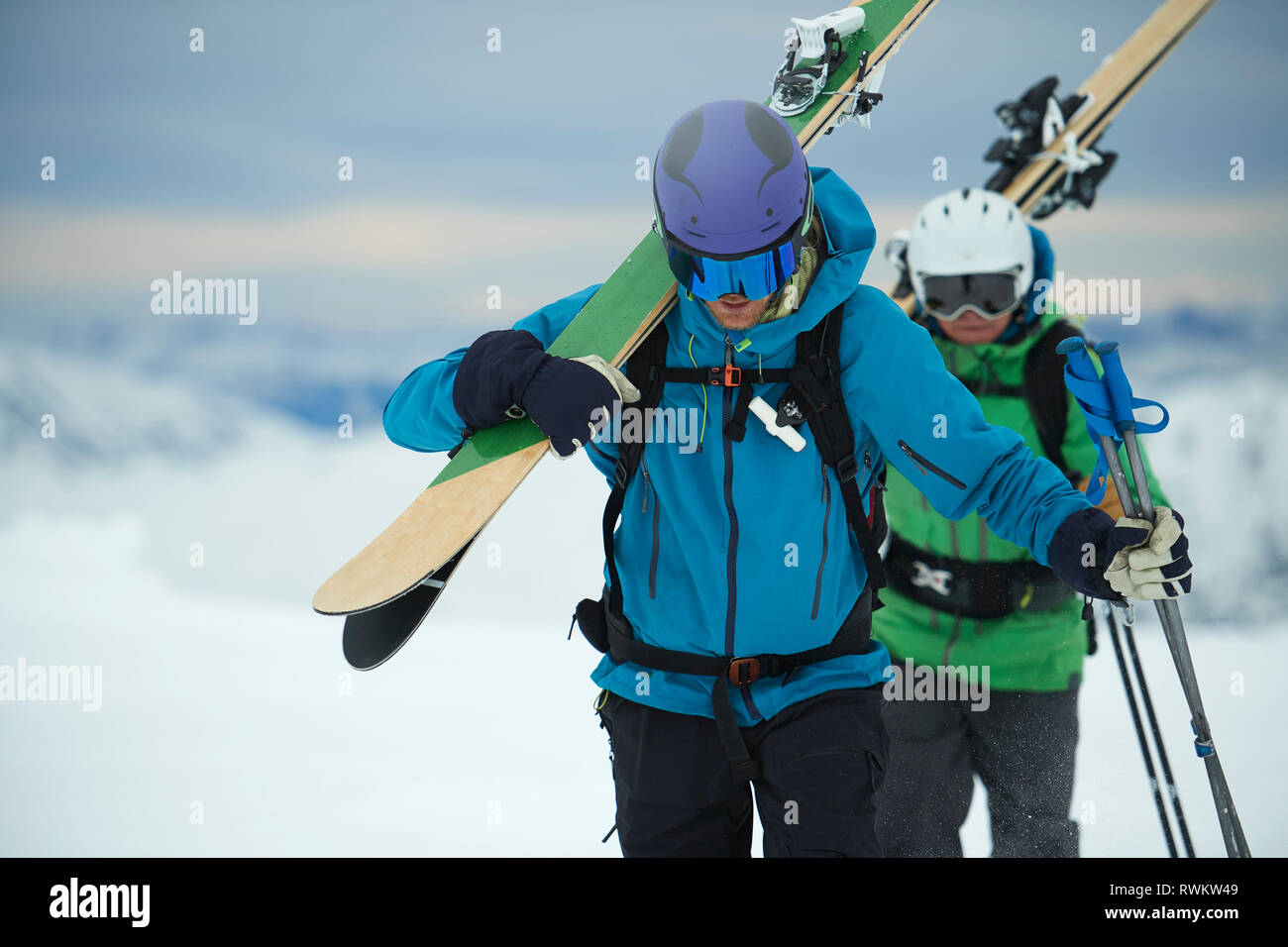 Paisaje con macho trudging los esquiadores en la nieve, Alpe-d'Huez, Rhône-Alpes, Francia Foto de stock