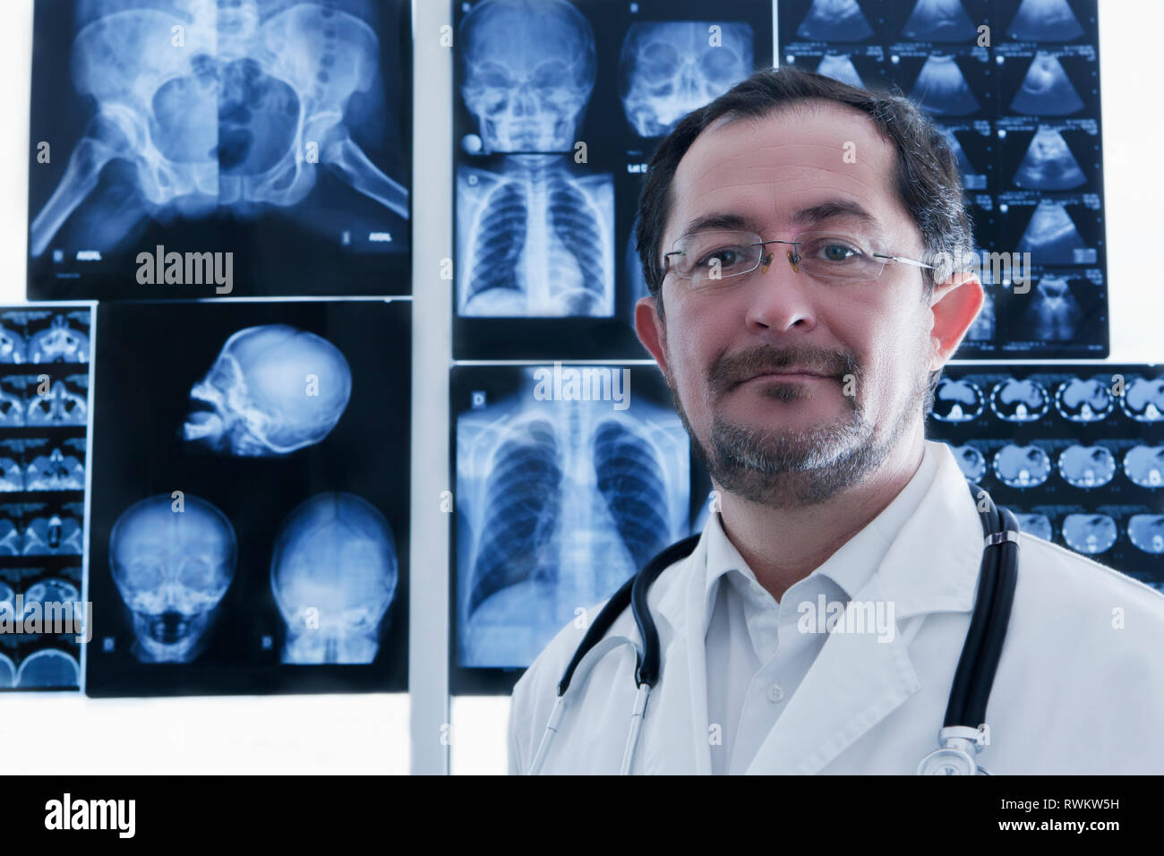 Doctor con imágenes de rayos X en segundo plano. Foto de stock
