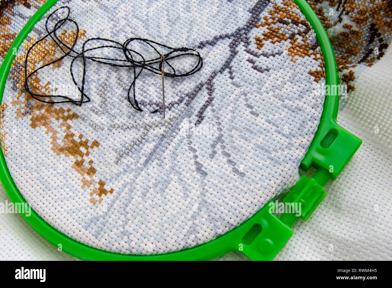 Bastidor de bordado laicos plana con lona y brillante hilo de coser y  bordar con aguja Fotografía de stock - Alamy