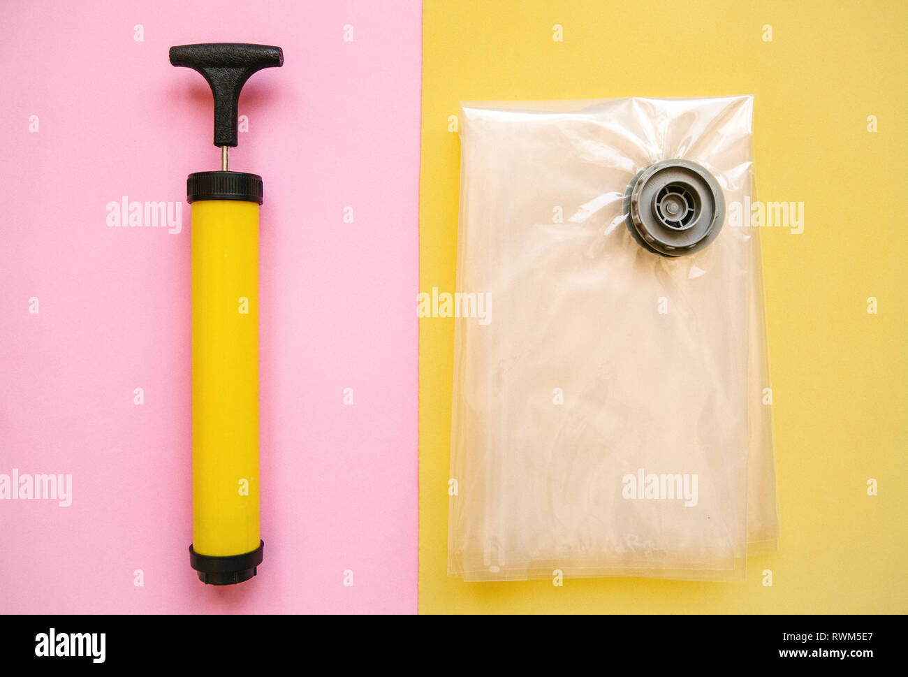 Bomba de vacío para bolsas de vacío para empacar ropa y reducir su tamaño  para el almacenamiento Fotografía de stock - Alamy