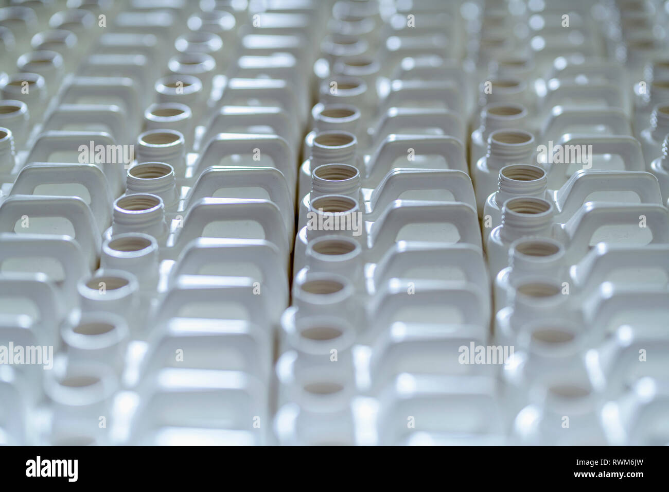 Bidones de plástico en la fábrica química Fotografía de stock - Alamy