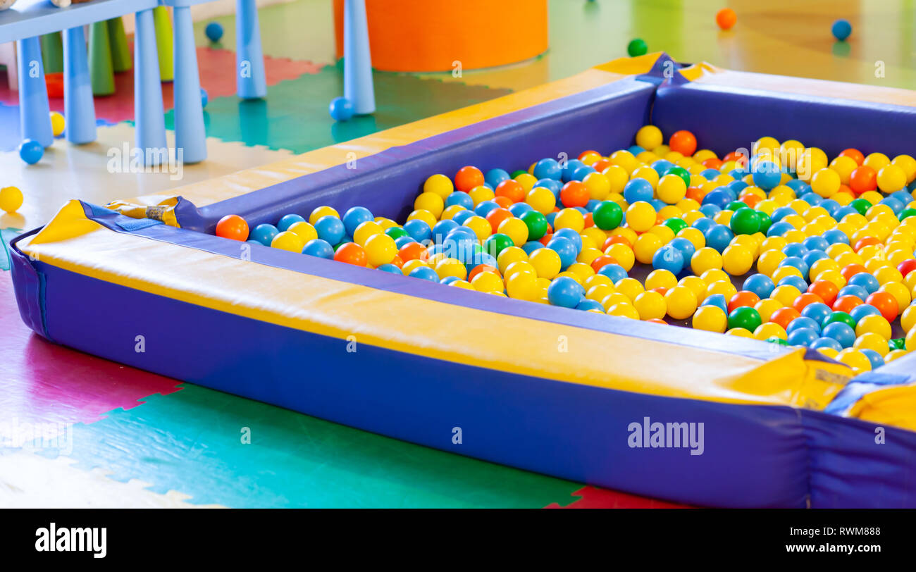 Piscina de plástico colorida fiesta de bolas para niños Fotografía de stock  - Alamy