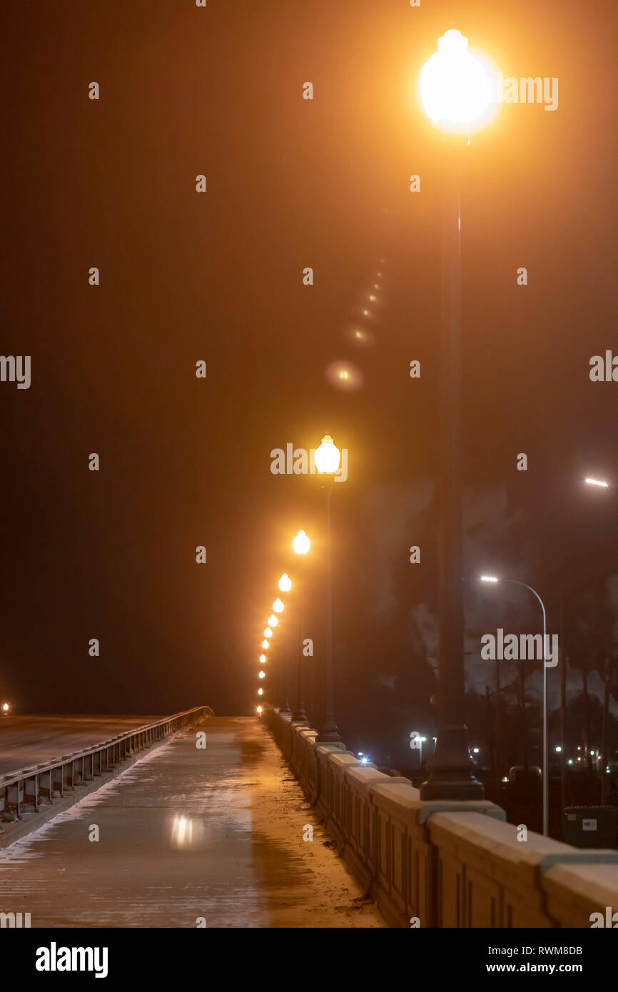 Detroit, Michigan - las luces de la calle línea un puente abandonado en una fría noche de invierno. Foto de stock