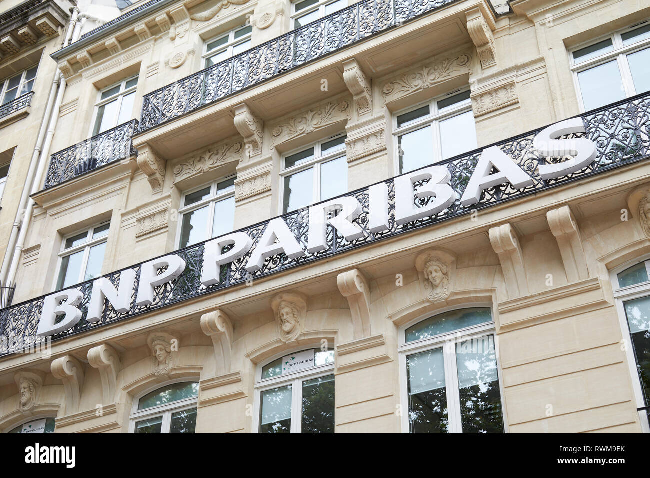París, Francia - 22 de julio de 2017: BNP Paribas firmar en balcón en París, Francia. Foto de stock
