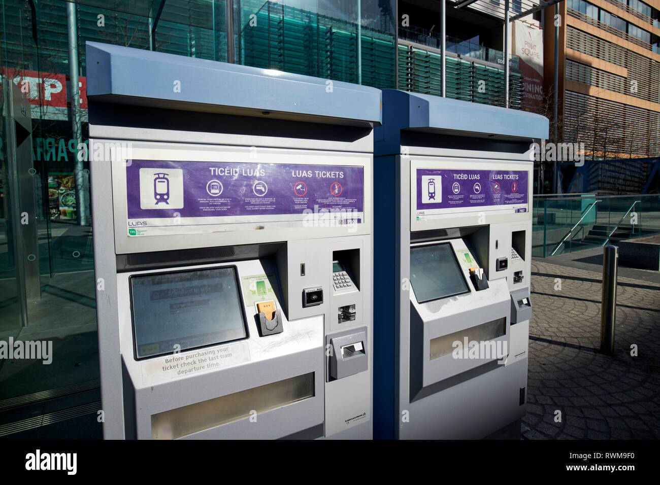 Sistema de tren ligero Luas dublins máquinas automáticas de billetes Dublín, República de Irlanda Foto de stock