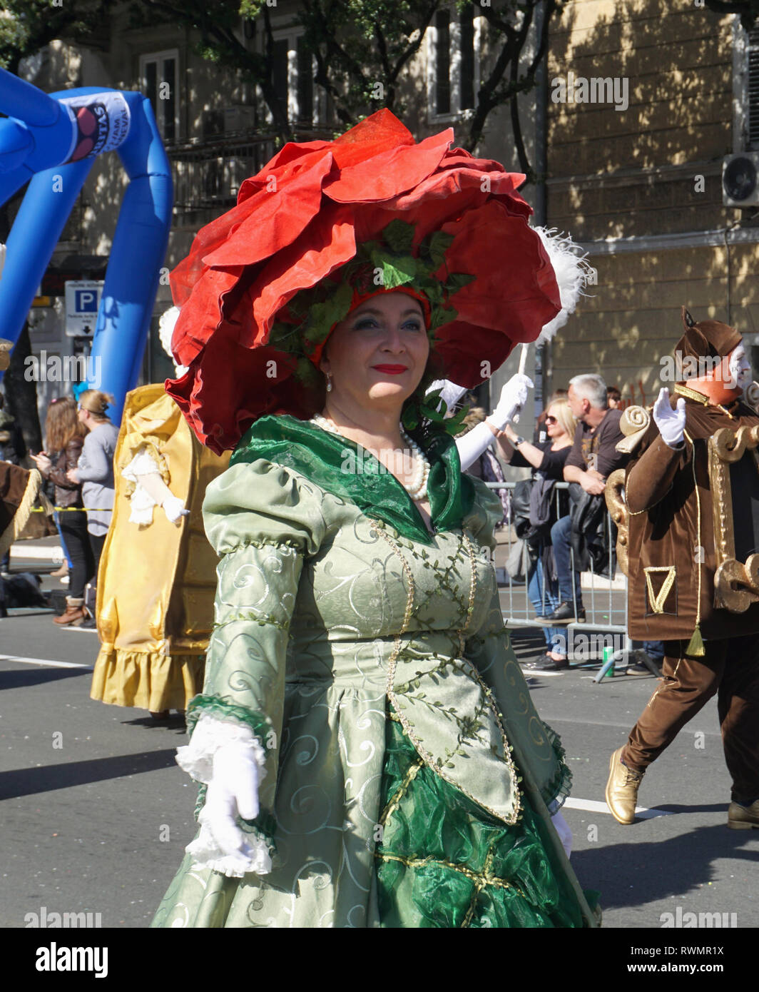 En Rijeka, Croacia, el 3 de marzo de 2019. Bella mujer en disfraz de  carnaval con Big red hat posando Fotografía de stock - Alamy