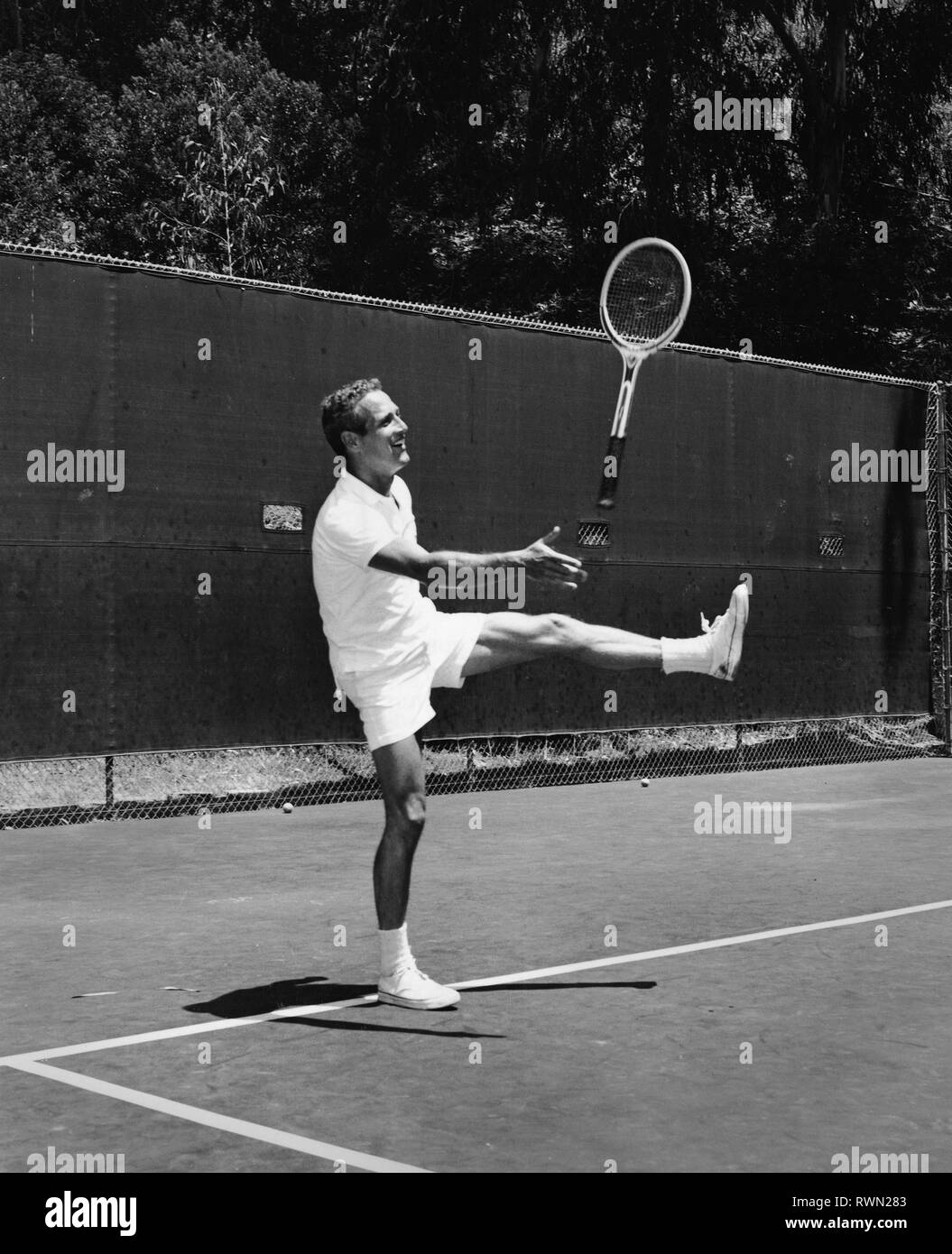 Paul Newman lanza su raqueta en el aire mientras jugaba tenis, circa (1964)  Archivo de referencia # 33751 525tha Fotografía de stock - Alamy