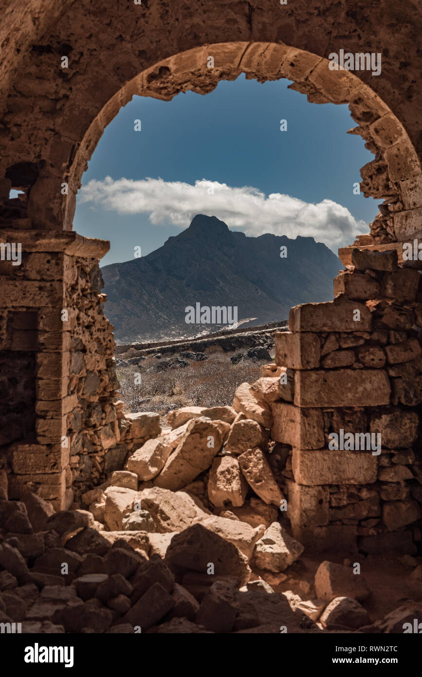 Ver en la parte superior de la colina de la ruina de la iglesia en Gramvousa Foto de stock