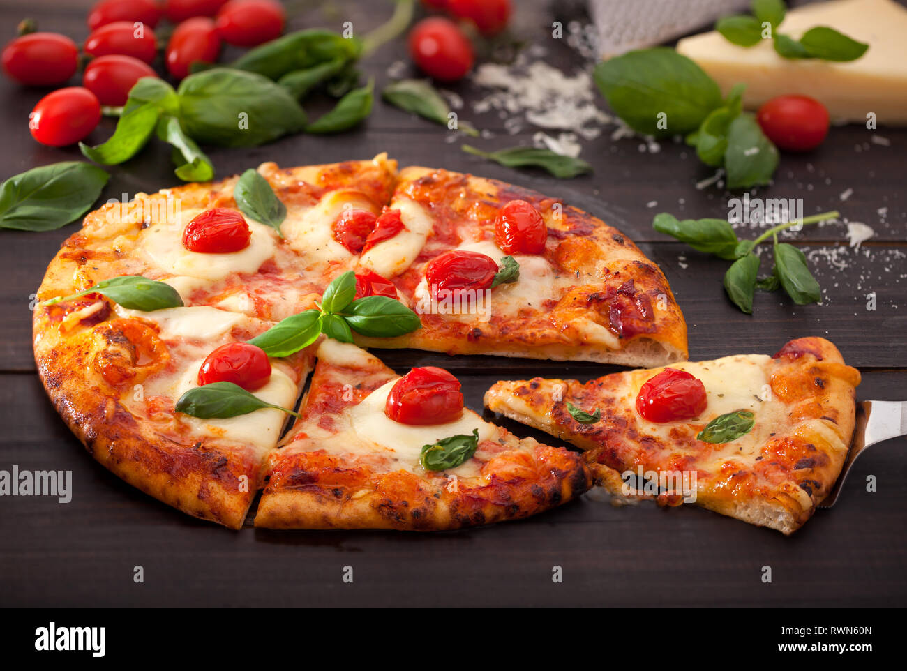 Vegetariana fresca pizza con tomates frescos y albahaca Foto de stock