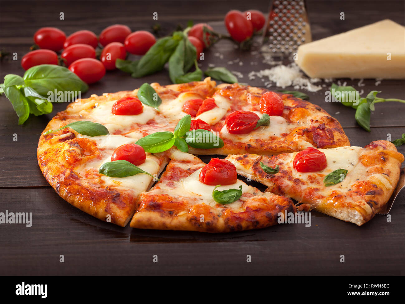 Vegetariana fresca pizza con tomates frescos y albahaca Foto de stock