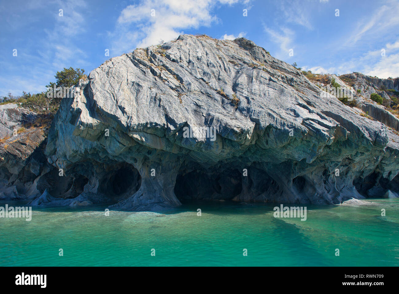 Rocas erosionadas esculpidos en las cuevas de mármol (Capilla de Mármol) y sobre el Lago General Carrera, Río Tranquilo, Aysén, Patagonia, Chile Foto de stock