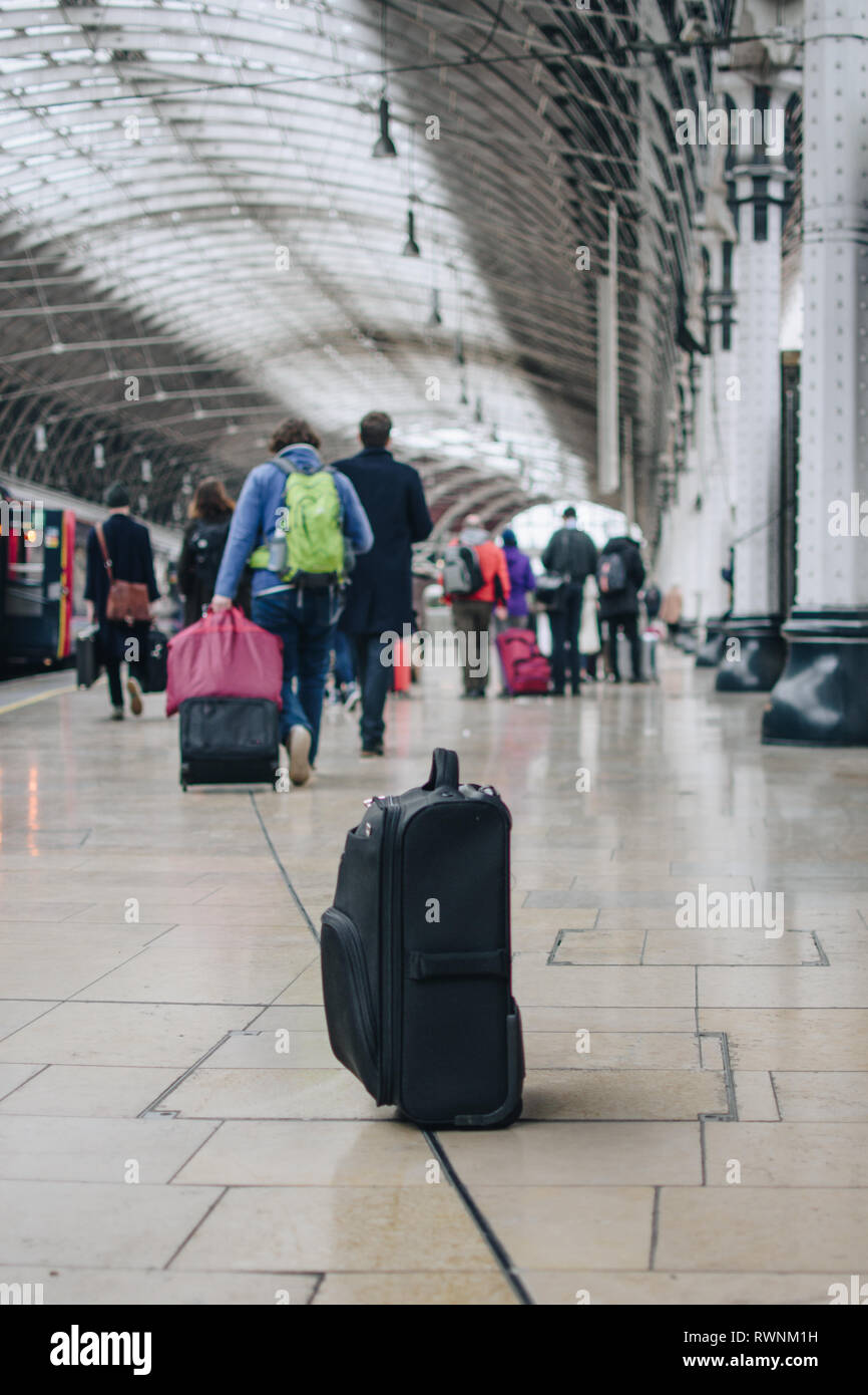 Una maleta negra sola, sola, en la estación de Paddington, Londres  Fotografía de stock - Alamy