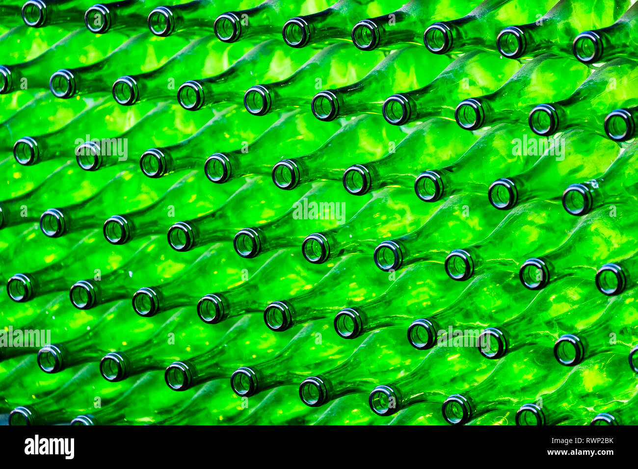 Cerca de botellas de vidrio verde apiladas en hileras; Cochem, Alemania Foto de stock