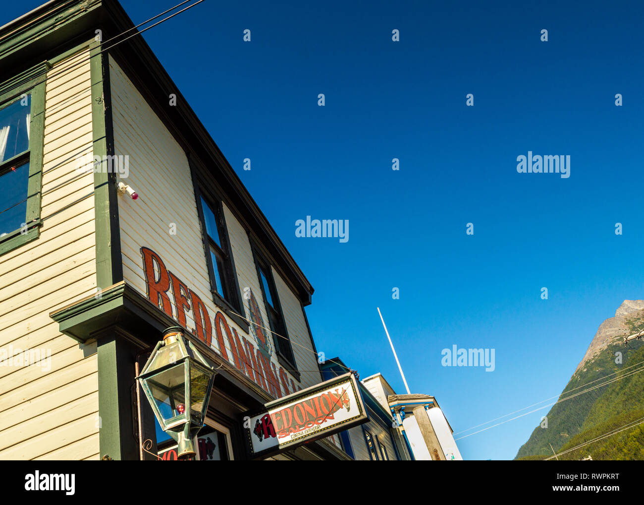 Septiembre 15, 2018 - Skagway, AK: Parte delantera de la berlina de cebolla roja, construido en 1897, este histórico burdel funciona hoy como un restaurante, un bar y un museo. Foto de stock