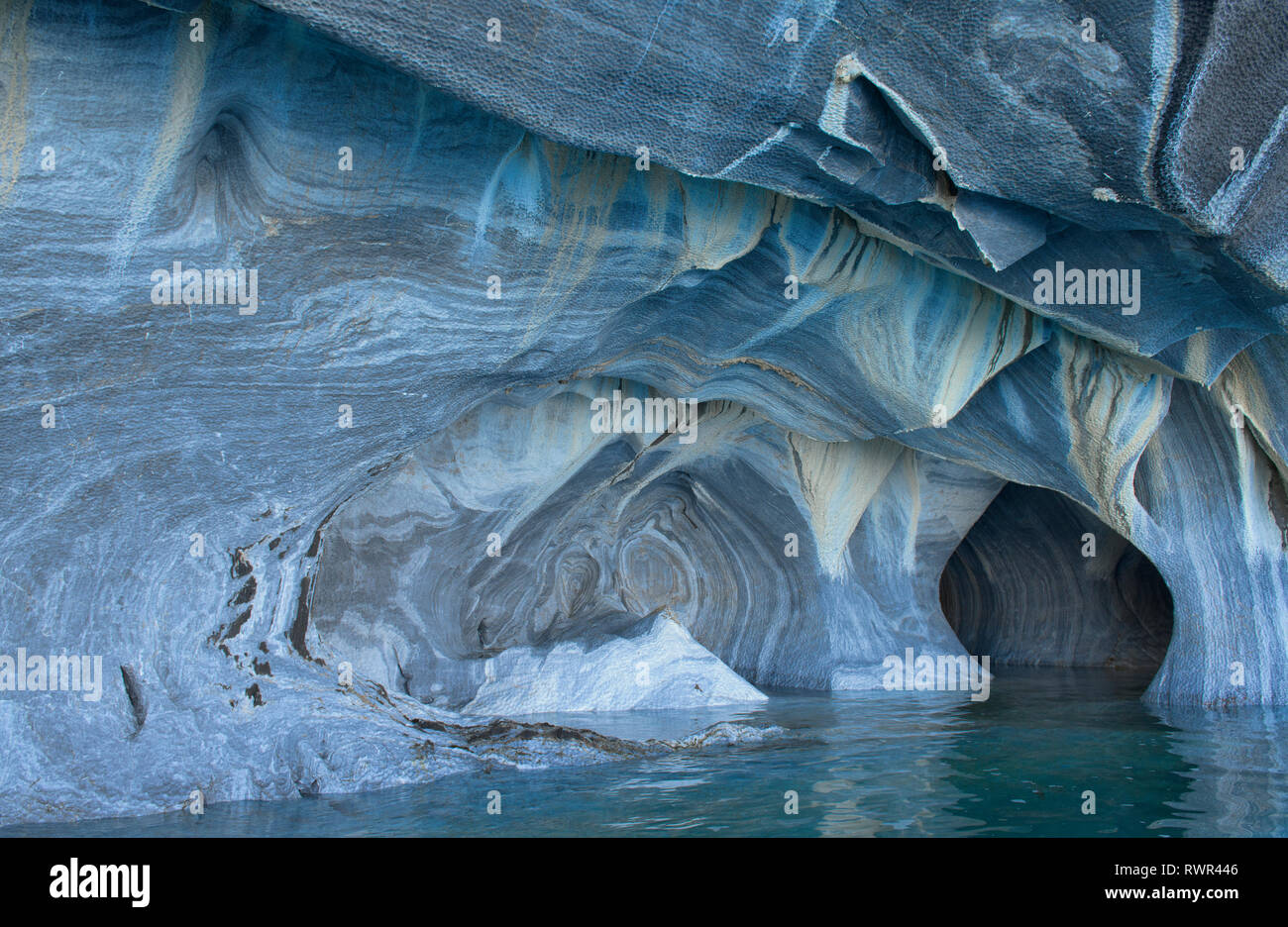 La escultura y la erosión del viento dentro de las Cavernas de Mármol (Capilla de Mármol), Río Tranquilo, Aysén, Patagonia, Chile Foto de stock