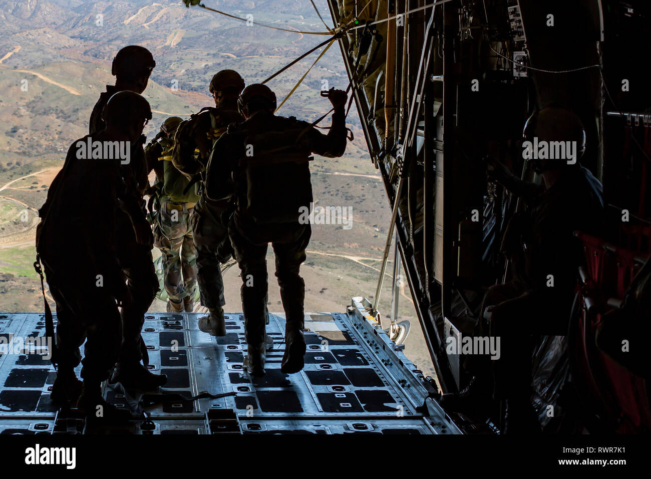 Los Marines de Estados Unidos con el 1er Batallón Raider Marina (MRB) participar en la formación de caída de aire durante el ejercicio Yuma Horizon 19 cerca de la Estación Aérea del Cuerpo de Marines de Camp Pendleton, California, 9 de enero de 2019. Antena marina Refueler Escuadrón de Transporte 152 y 1ª MRB realizada bajo nivel los saltos de línea estático y militar formación de caída libre para mantener la competencia y cumplir los requisitos de formación. (Ee.Uu. Marine Corps foto por Lance Cpl. Seth Rosenberg) Foto de stock