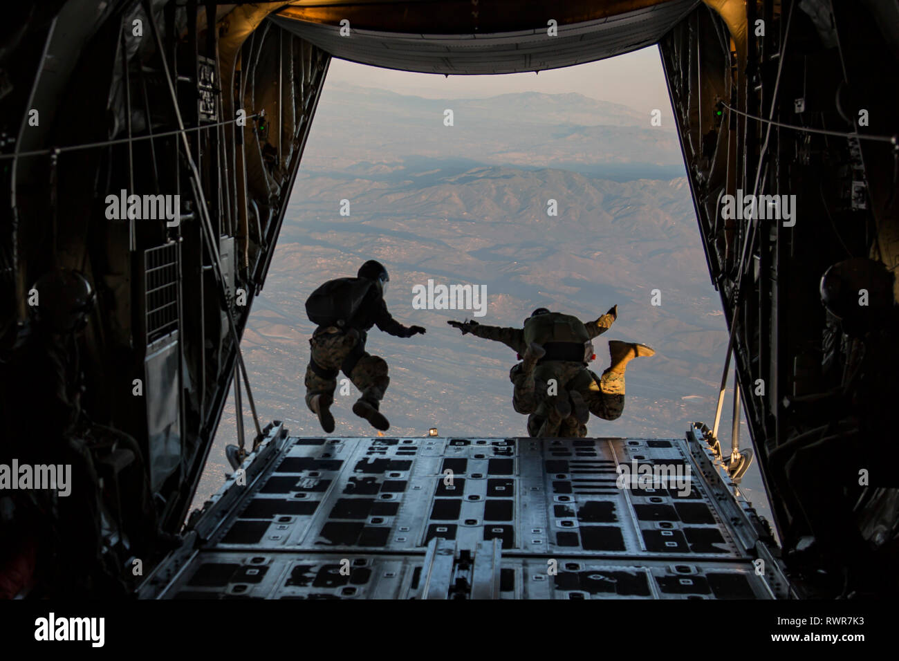 Los Marines de Estados Unidos con el 1er Batallón Raider Marina (MRB) participar en la formación de caída de aire durante el ejercicio Yuma Horizon 19 cerca de la Estación Aérea del Cuerpo de Marines de Camp Pendleton, California, el 10 de enero de 2019. Antena marina Refueler Escuadrón de Transporte 152 y 1ª MRB realizada bajo nivel los saltos de línea estático y militar formación de caída libre para mantener la competencia y cumplir los requisitos de formación. (Ee.Uu. Marine Corps foto por Lance Cpl. Seth Rosenberg) Foto de stock