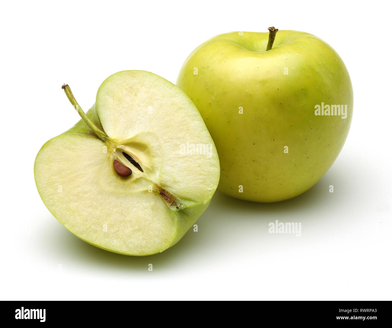 Entero Y Mitad Golden Apple Aislado Sobre Fondo Blanco Fotografia De Stock Alamy