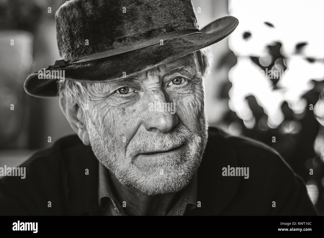 Senior con cabello gris de 80 años de edad con sombrero Foto de stock