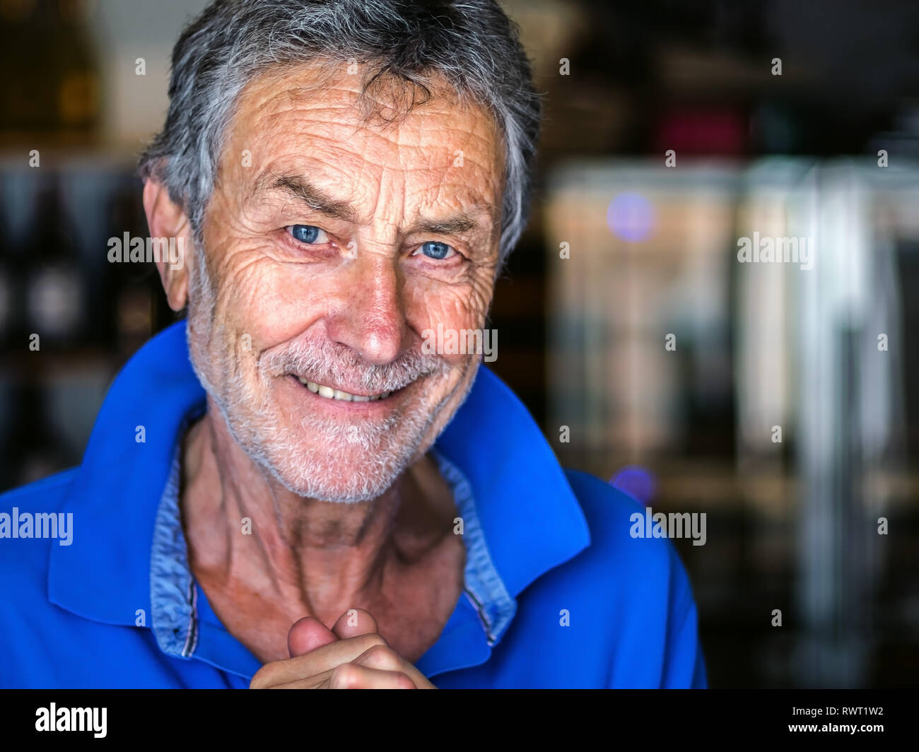 Mayor con pelo gris de 80 años de edad Foto de stock