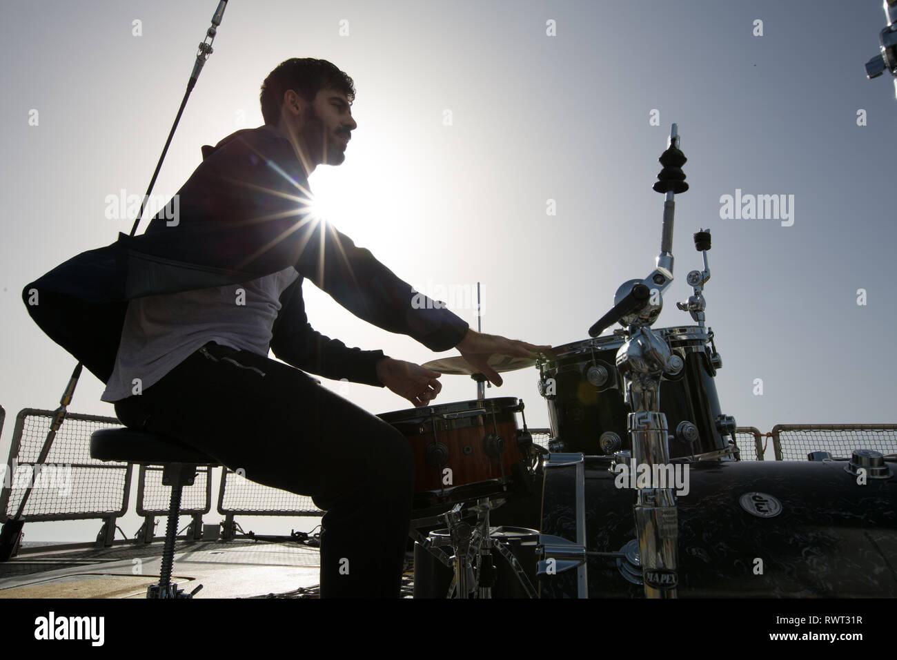 Banda libanesa Mashrou' Leila configurar y preparar para grabar una canción a bordo del barco de Greenpeace Rainbow Warrior en el sol nos une tour, el Mar Mediterráneo, el 23 de octubre de 2016. N38°02.356' E9°51.703' Foto de stock