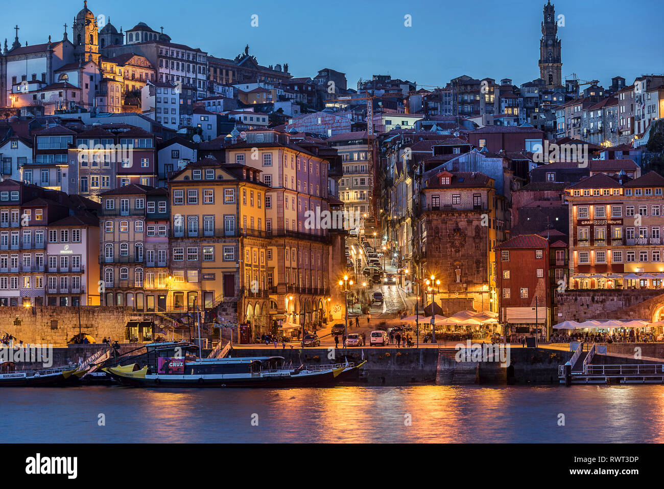 Mirando a través de la Ribera del Duero a Riberiia en Oporto en Portugal Foto de stock