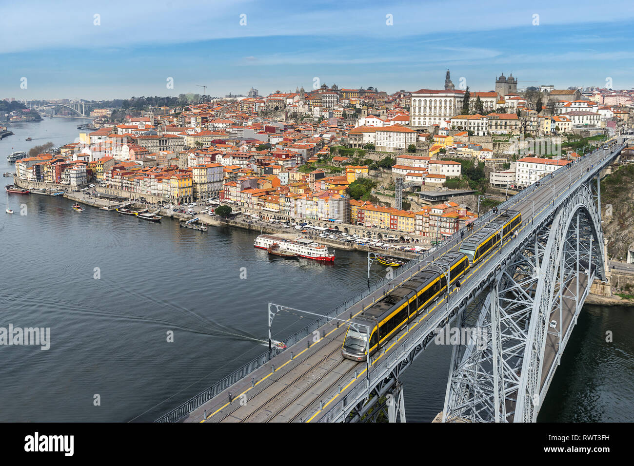 Mirando a través de la Ribera del Duero a Riberia y el puente Dom Luis en Porto Foto de stock