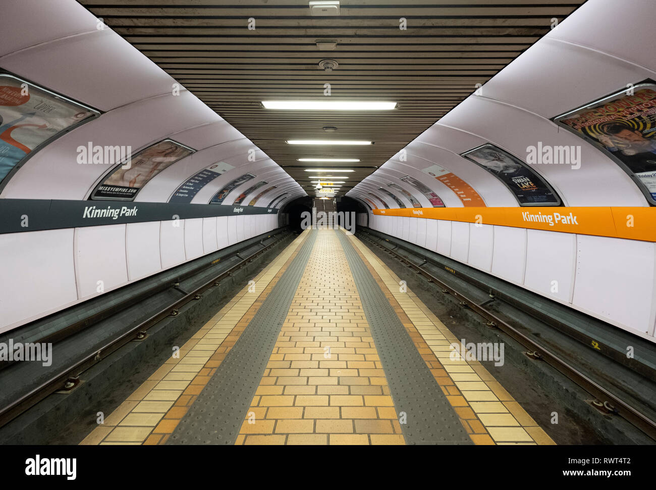 Vista del interior de la plataforma en la estación de metro de Glasgow en Glasgow, Escocia, Reino Unido Foto de stock