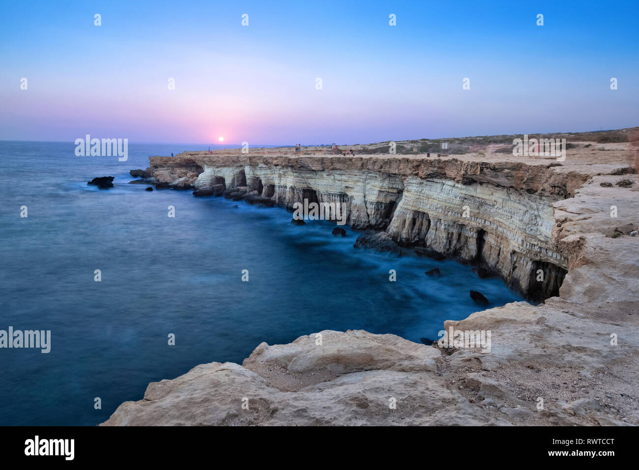 Vista del acantilado con cuevas del mar al atardecer en Cape Greco cerca de Ayia Napa, Chipre (imagen HDR) Foto de stock