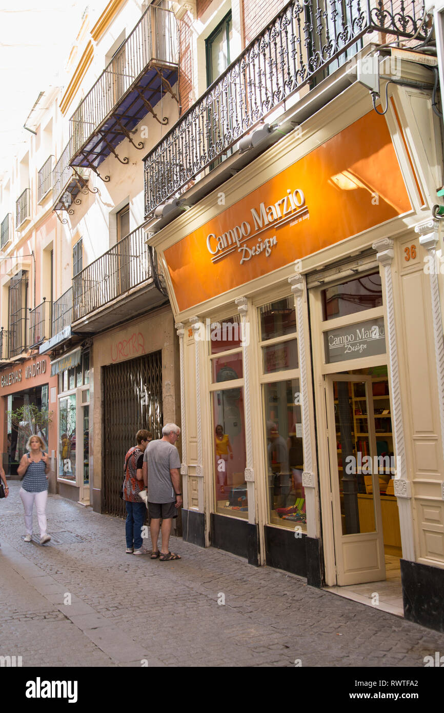 Tiendas en la calle Cuna; Sevilla, España Fotografía de stock - Alamy
