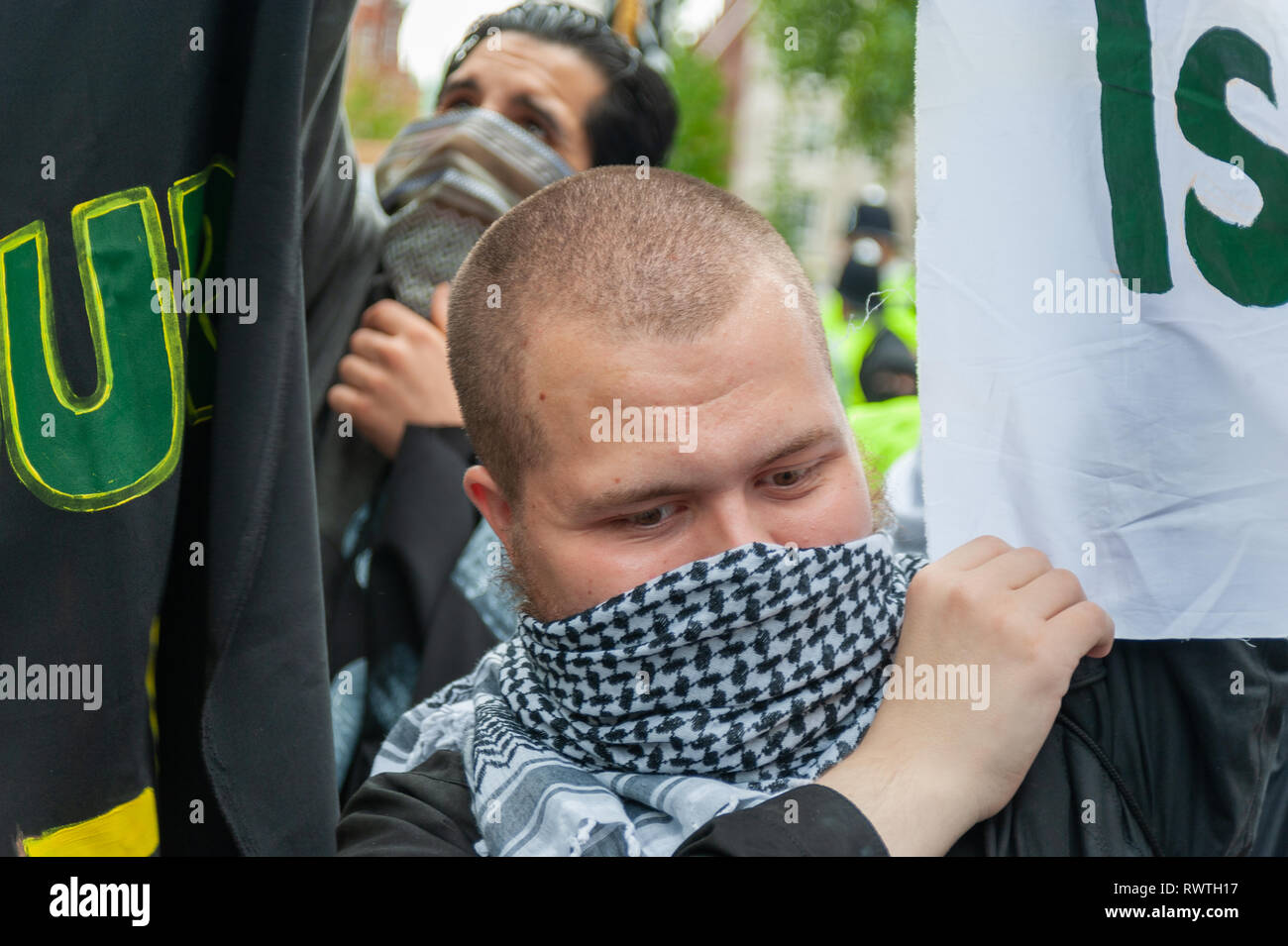Terrorista convicto Lewis Ludlow en septiembre de 2010 con Anjem Choudary Foto de stock