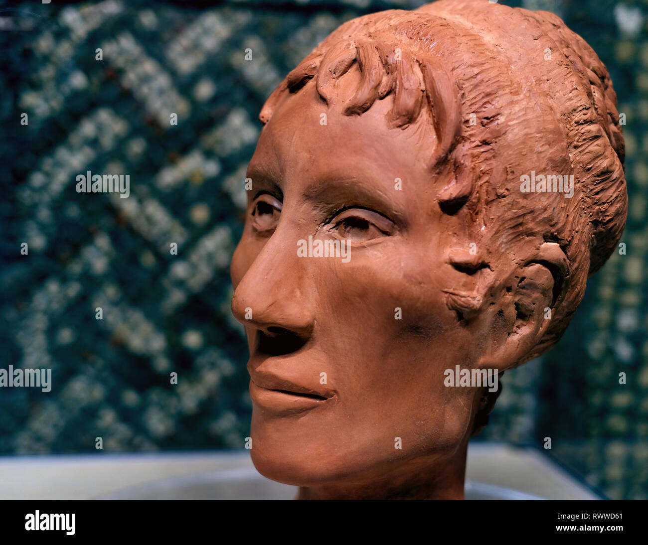 Reconstrucción del rostro con arcilla y moderna tecnología real usando el  cráneo humano desde época romana grave Fotografía de stock - Alamy