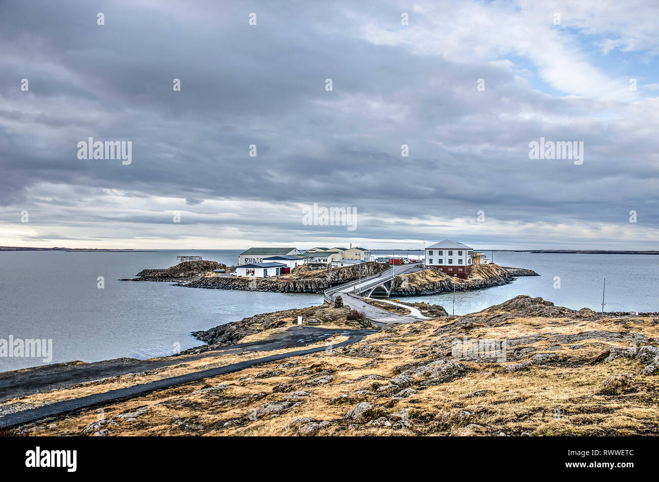 Borgarnes, Islandia, 28 de febrero de 2019: vista desde una colina baja hacia Brakarey isla, conectada por un puente a la punta de la península de la ciudad. Foto de stock