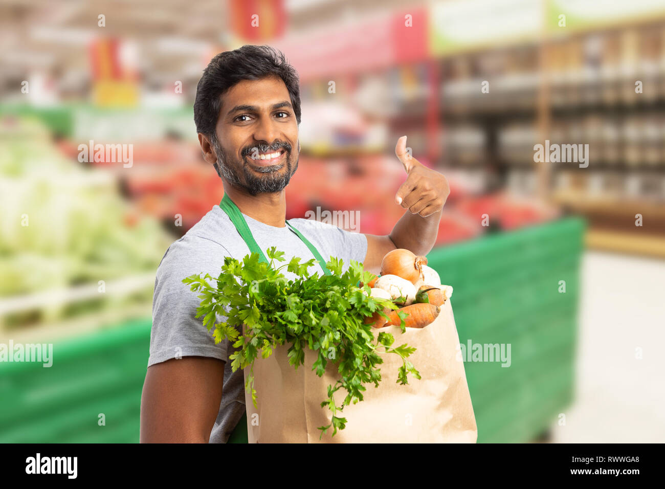 Indian trabajador masculino en tienda o supermercado Indian trabajador masculino en tienda o supermercado